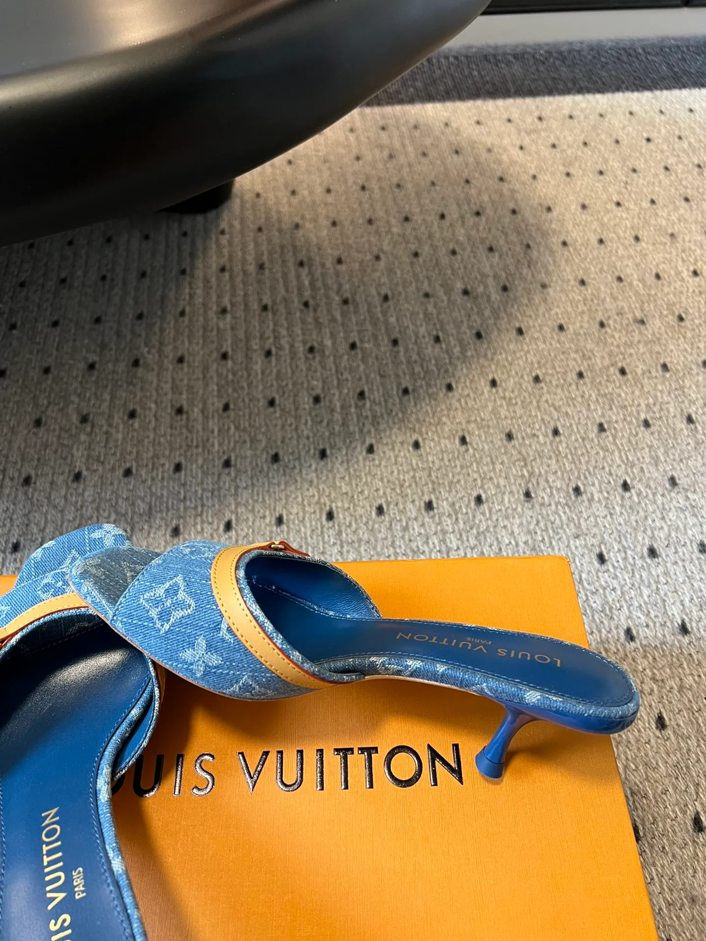 👟👟Ex-factory price 480👟👟 * 25ss spring and summer new style black and white three-color cat-heeled flat sandals. It is difficult not to doubt whether it borrowed from the Tang Dynasty's Tang Sancai as a basis and innovated it into the classic LV logo. It used color and the large area of ​​the upper as a contrast to create a white or black three-color element style on the upper, creating another classic style! Super greasy on feet! Indescribable fashion! It’s easy to match every day, and it’s very relevant to the changes and development of the times! Kitten heels are super easy to wear and give your feet a full summer vibe! Material: Original customized fabric Lining: Cow lining Outsole: Genuine leather outsole imported from Italy Shoe size: 35-41 (40.41 customized non-returnable